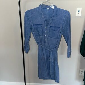 Women’s chambray three-quarter sleeve denim dress with tie belt. Medium.